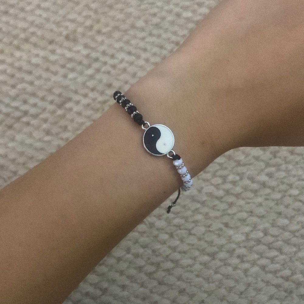 ying-yang black beaded adjustable bracelet